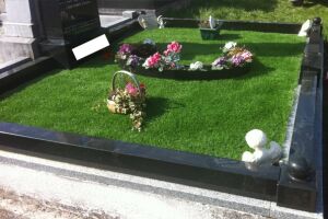 Штучна трава на могилу — особливості використання фото