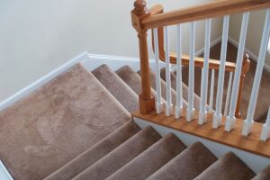 Как выбрать ковролин для лестницы? фото