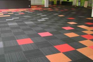 Переваги килимової плитки перед іншими покриттями для підлоги фото