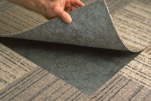 Як вибрати підходящий клей для коврової плитки? фото